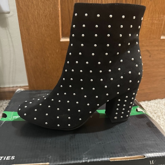 Black booties with round studs, size 8 Medium. Perfect condition. - Picture 6 of 9